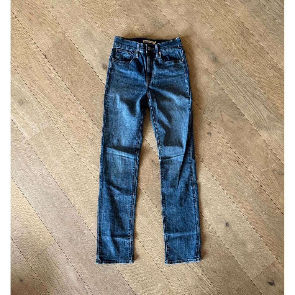SOLD - Levi's 724 High Rise Straight Women's Jeans - Medium Wash - 24 - 30 insea